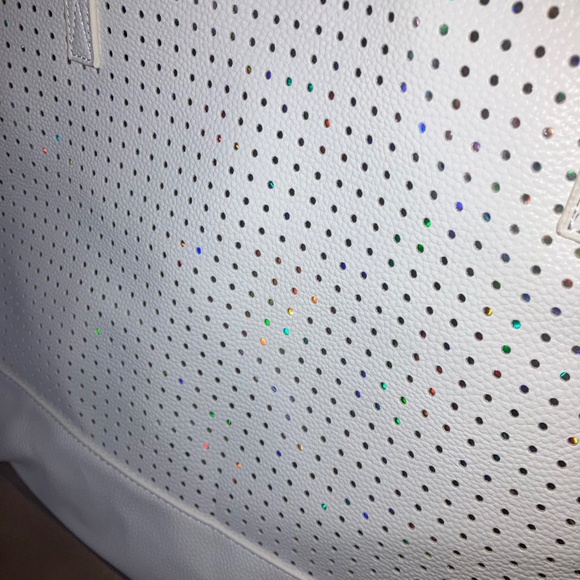 It Cosmetics 2024 Summer Beach Bag Large Shoulder Tote White & Iridescent Lined - Picture 6 of 8